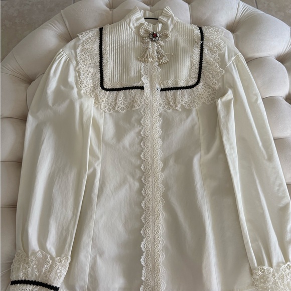 Authentic Gucci off-white with black trim blouse size Euro 38. - Picture 7 of 10